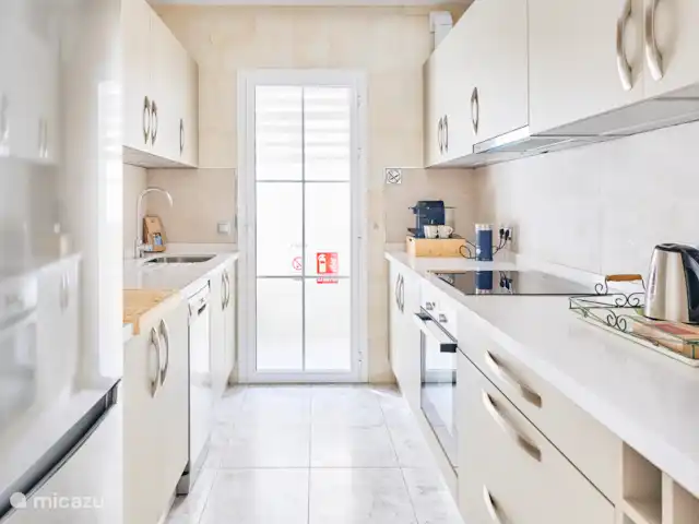 Location de Vacances Espagne, Costa del Sol, Torrox, appartement - Oasis vue mer Cuisine entièrement équipée avec tous les appareils avec buanderie et machine à laver.