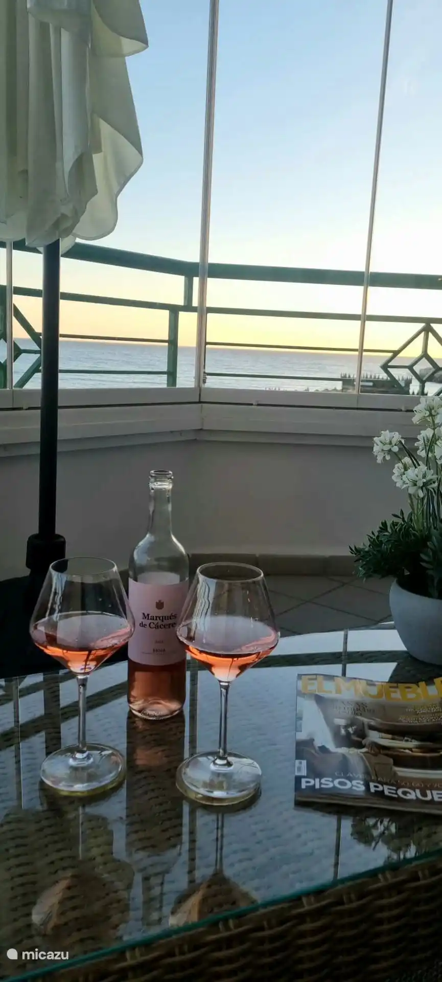 Bon vin au coucher du soleil sur la terrasse.