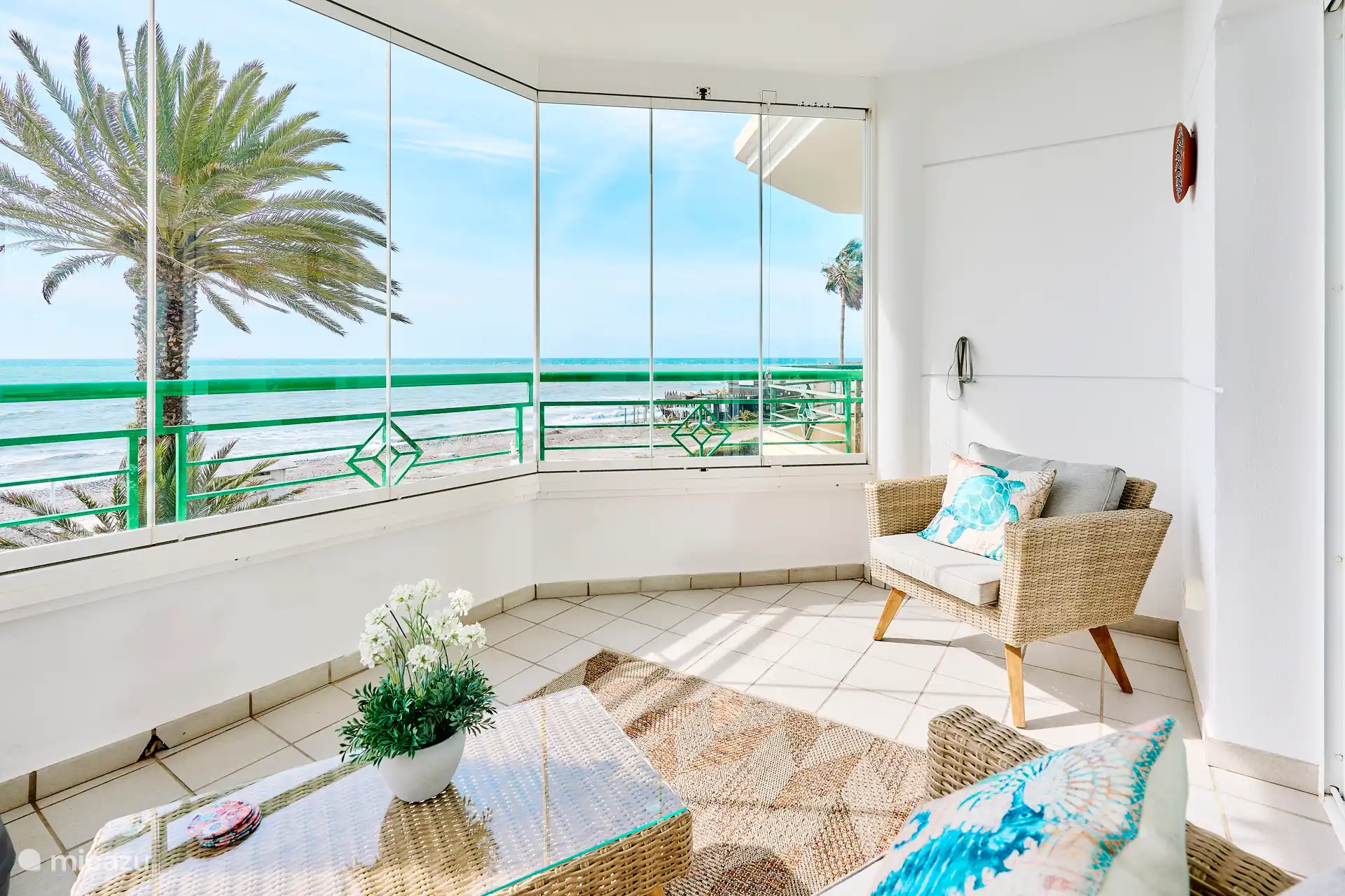 Terrasse sur la plage où vous pouvez fermer les fenêtres.