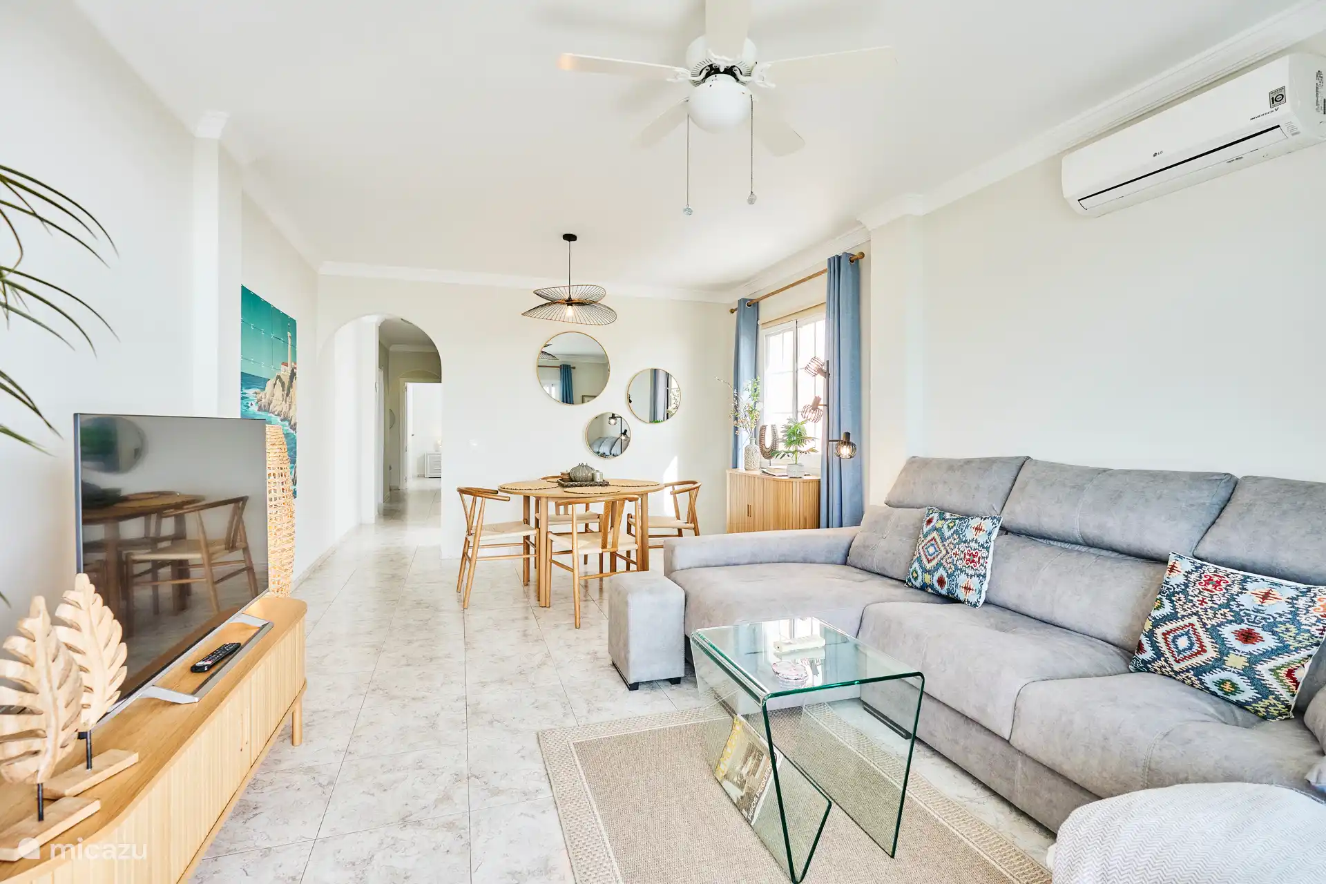 Salon avec de beaux meubles neufs.