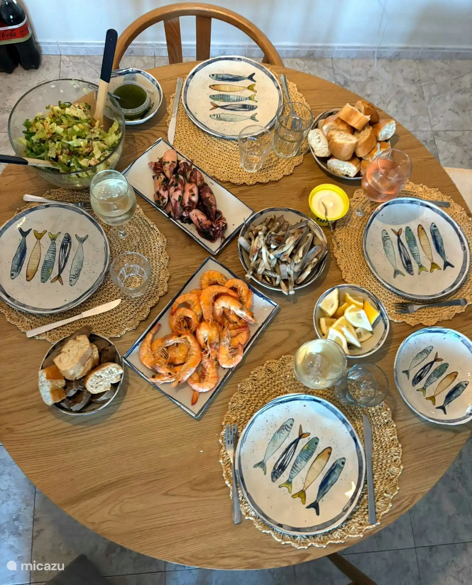 Table dressée avec de délicieux plats espagnols.