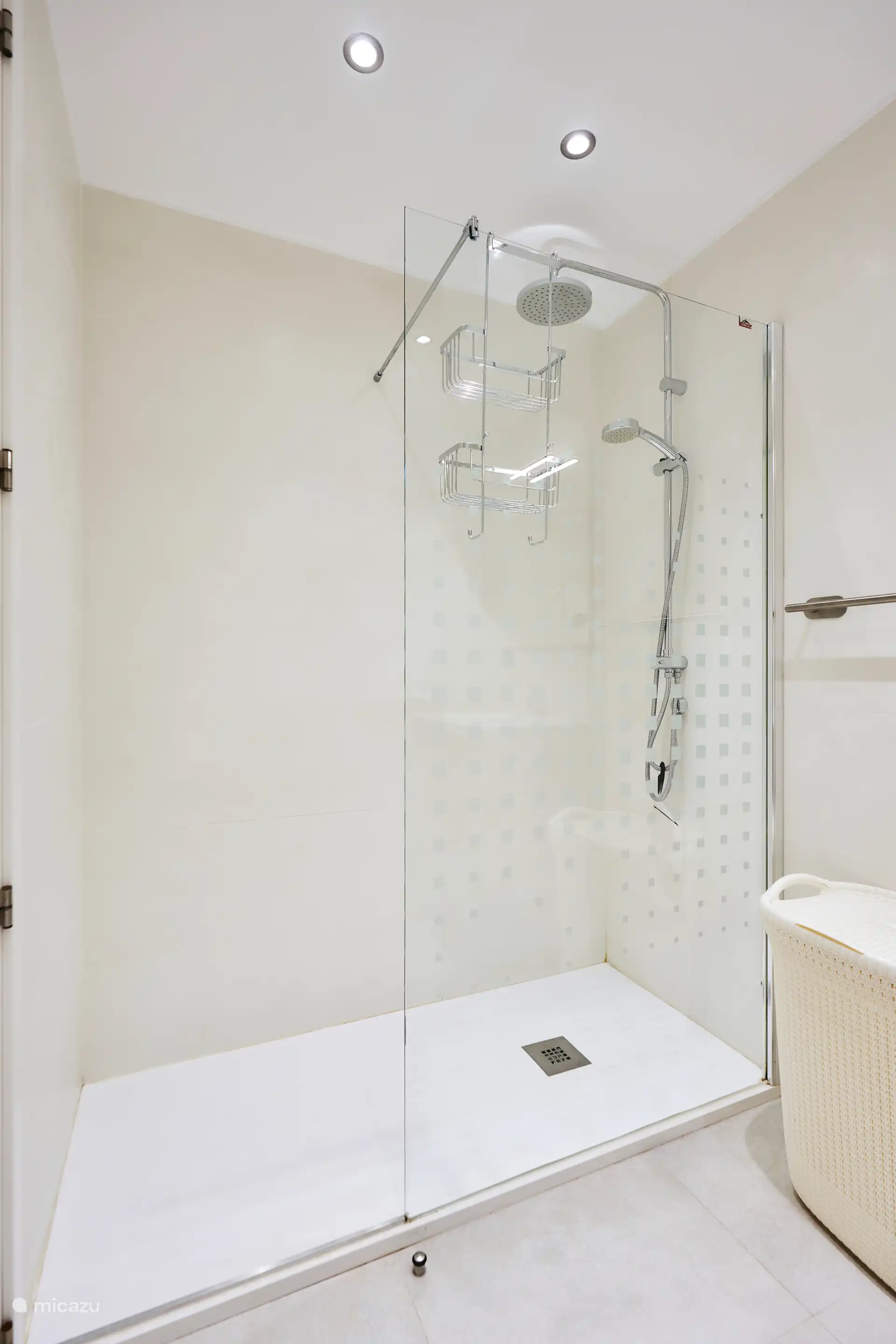 Salle de bain 2 avec douche à effet pluie.