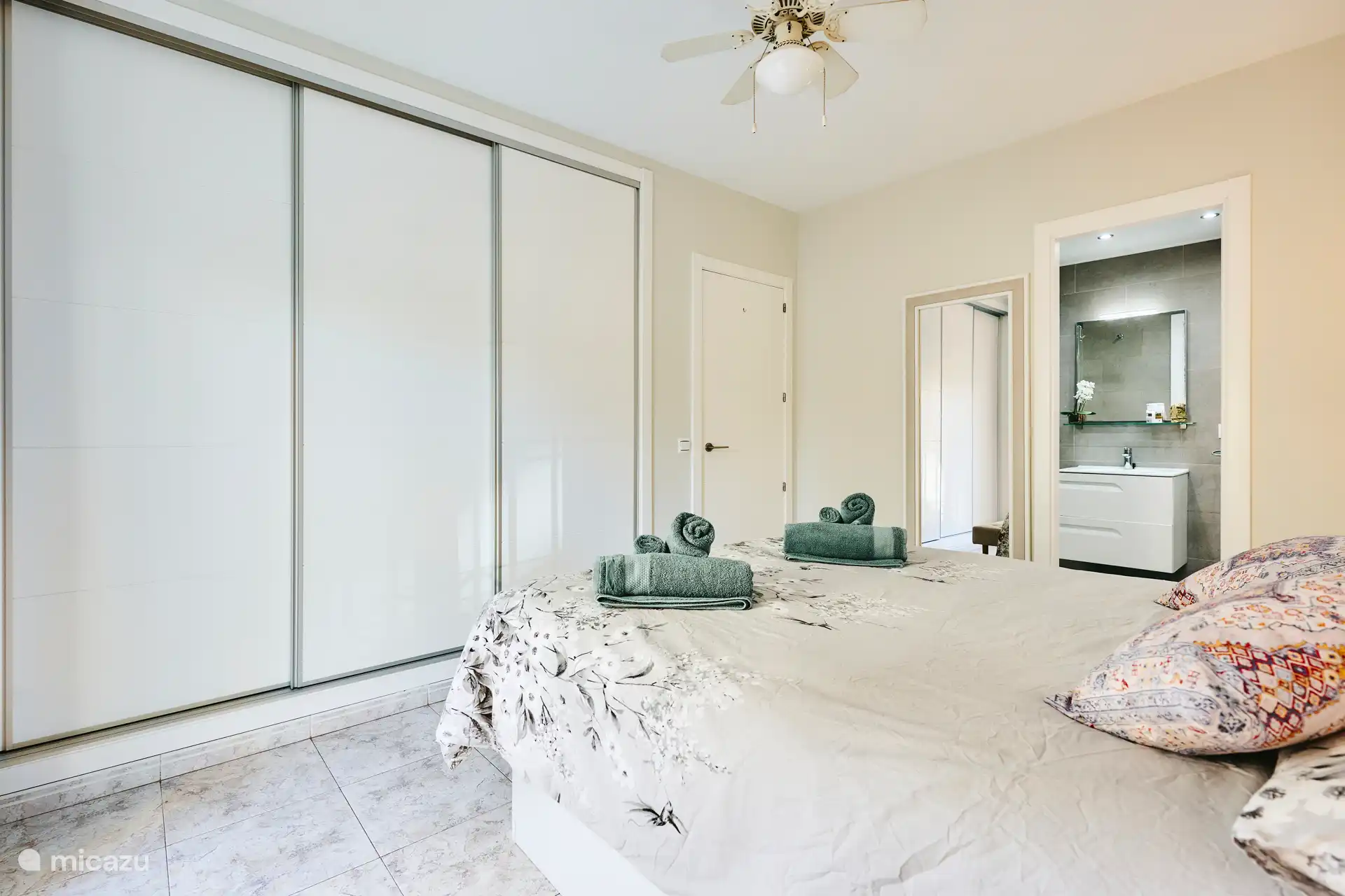 Chambre avec salle de bain attenante.