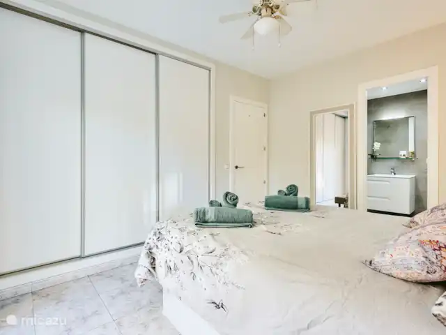 Location de Vacances Espagne, Costa del Sol, Torrox, appartement - Oasis vue mer Chambre avec salle de bain attenante.