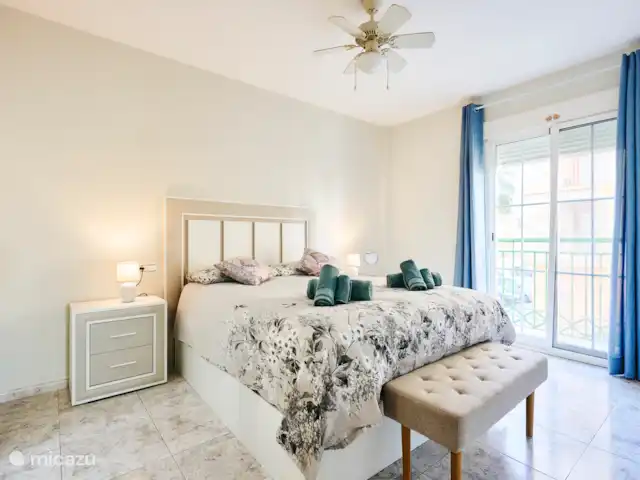 Location de Vacances Espagne, Costa del Sol, Torrox, appartement - Oasis vue mer Chambre principale avec balcon et placards.