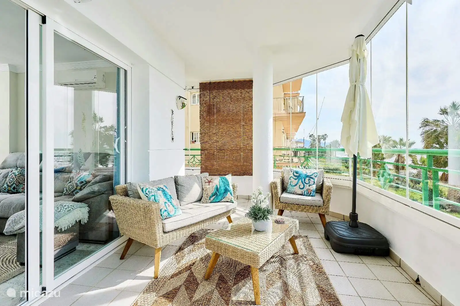 Terrasse avec vue sur la mer.