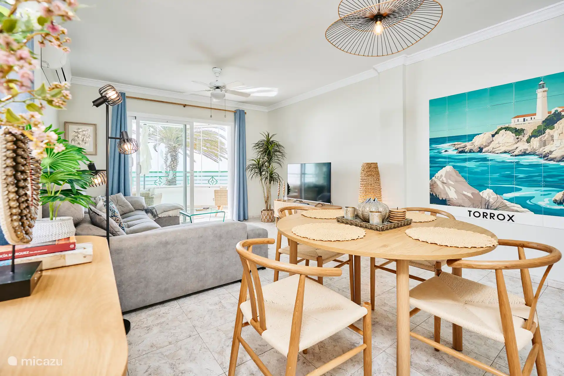 Salon confortable avec vue sur la mer Méditerranée.