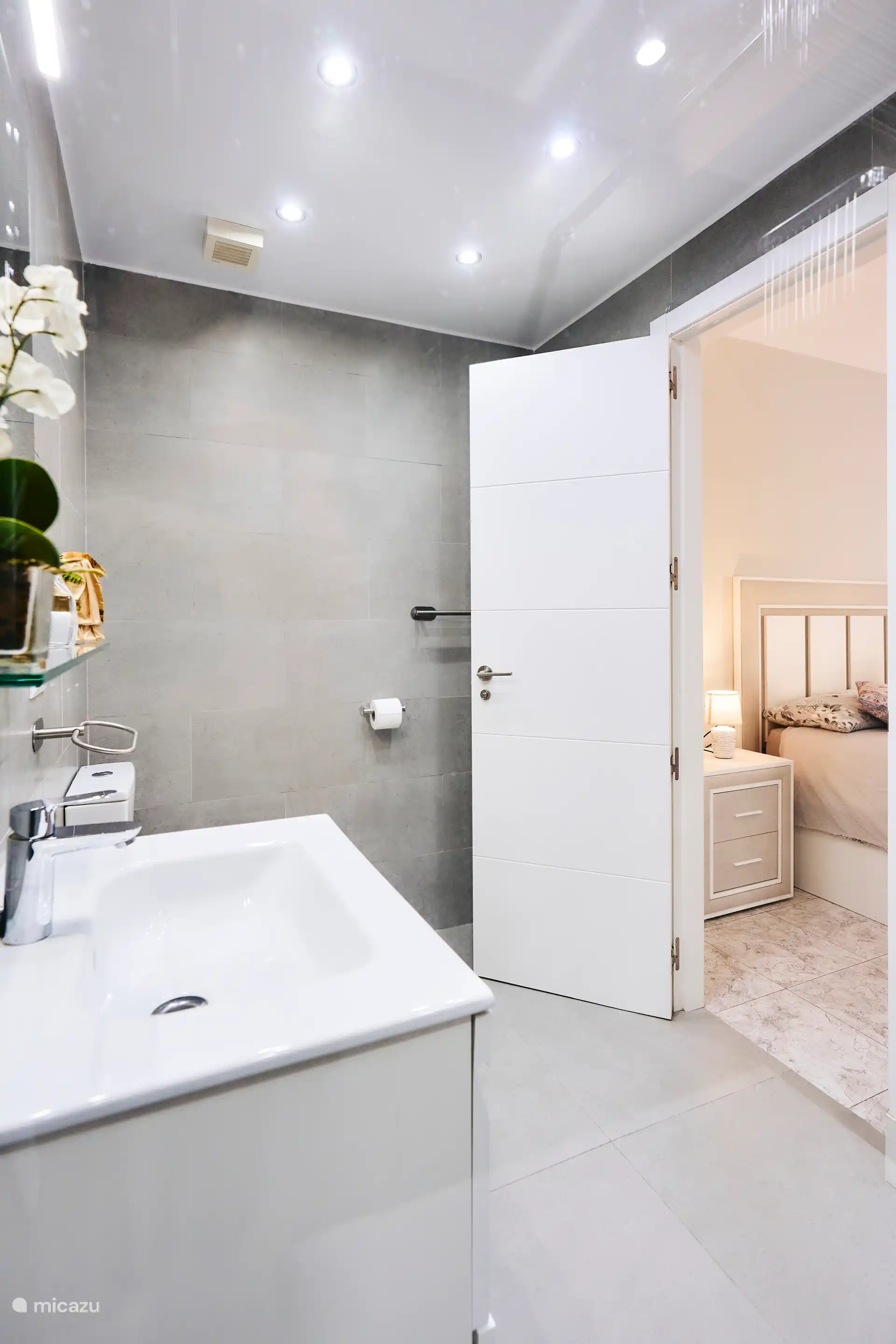 Salle de bain attenante avec balcon.