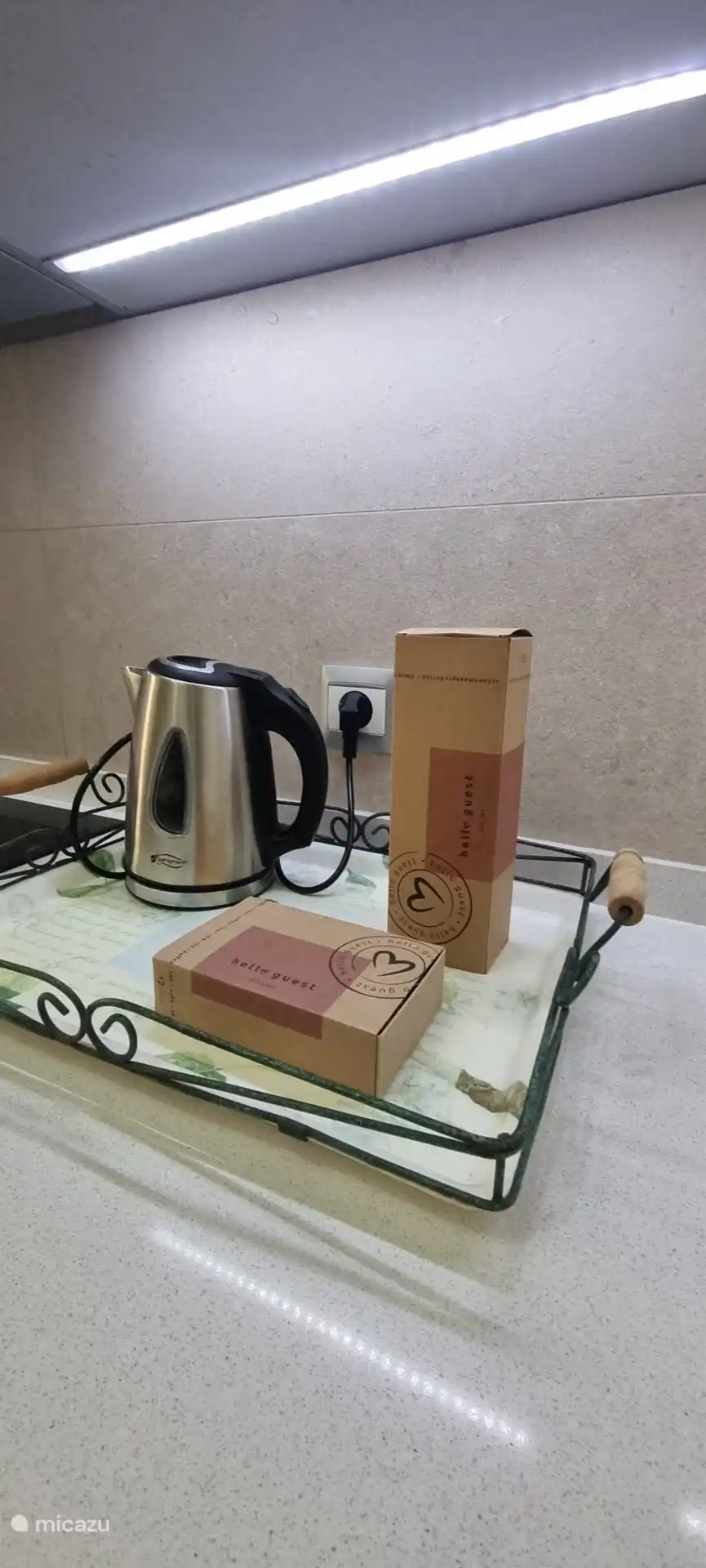 Commencer l’emballage thé Cappuccino, biscuits et limonade.