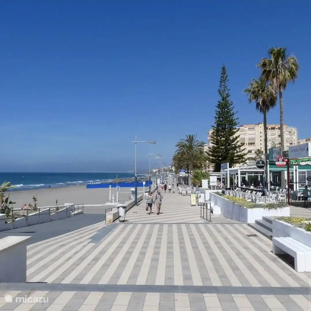 Promenade Torrox avec ses nombreux restaurants.
