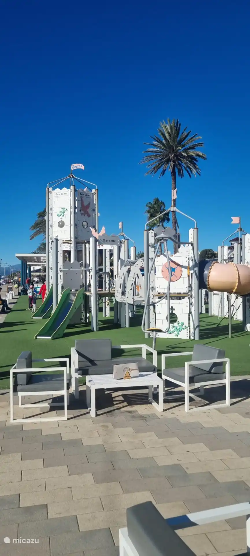 Aire de jeux sur la promenade.