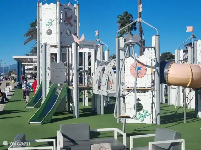 Location de Vacances Espagne, Costa del Sol, Torrox, appartement - Oasis vue mer Aire de jeux sur la promenade.