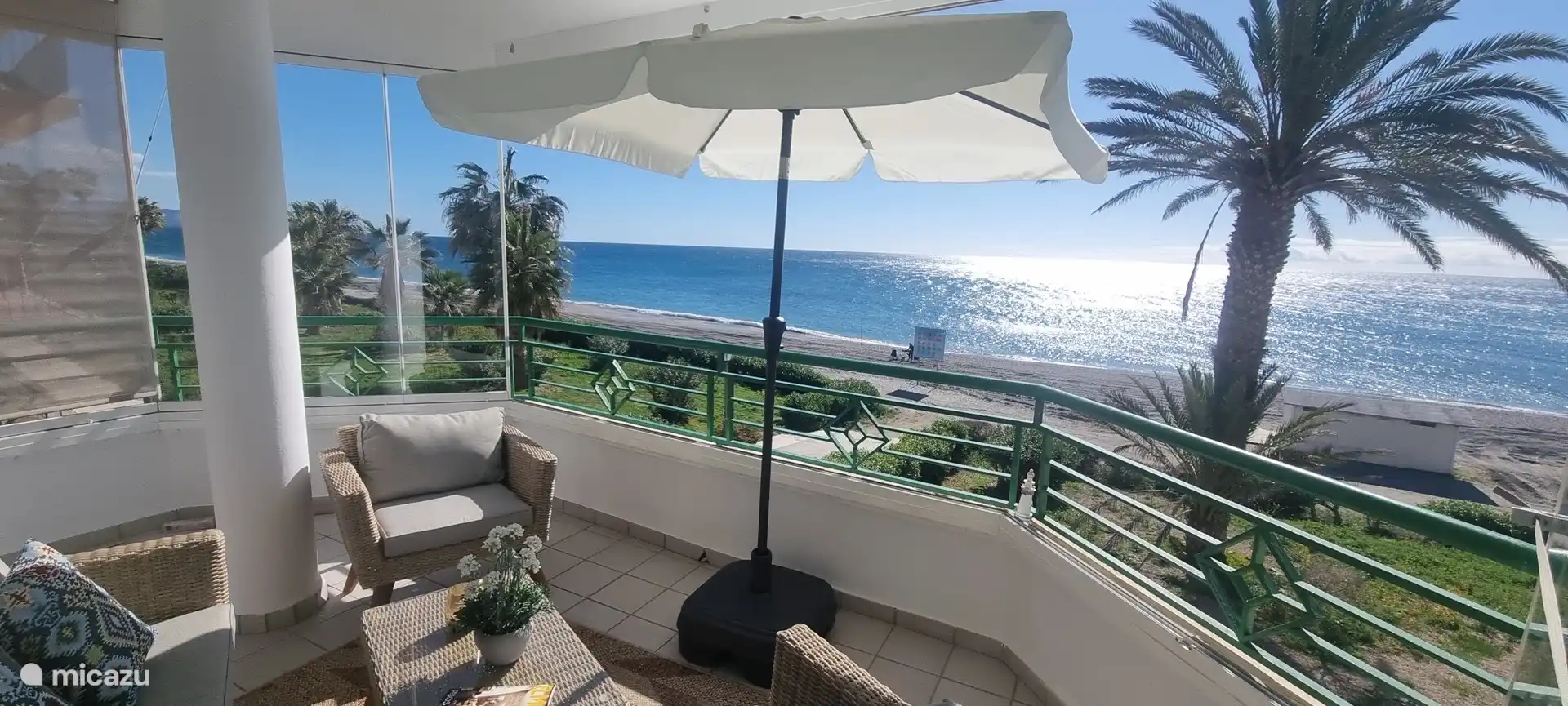 Grande terrasse avec vue sur la mer.