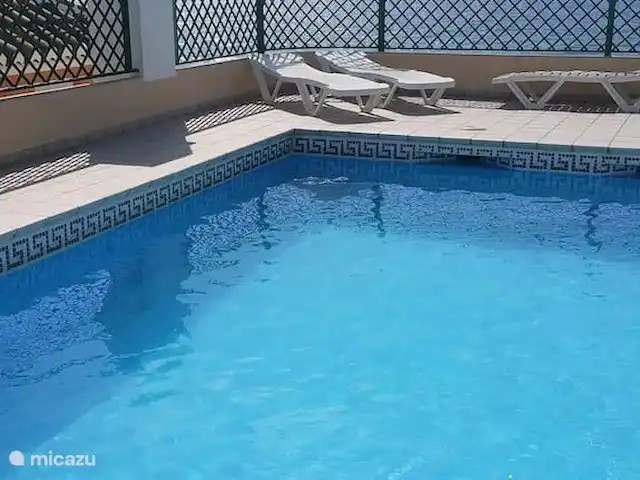 Location de Vacances Espagne, Costa del Sol, Torrox, appartement - Oasis vue mer Piscine avec douche et WC et grande terrasse sur le toit et transats sur le toit qui est accessible par ascenseur