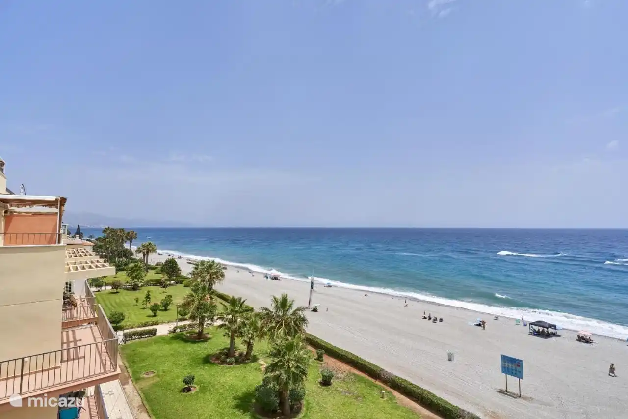Vue sur la mer Méditerranée depuis la terrasse sur le toit.