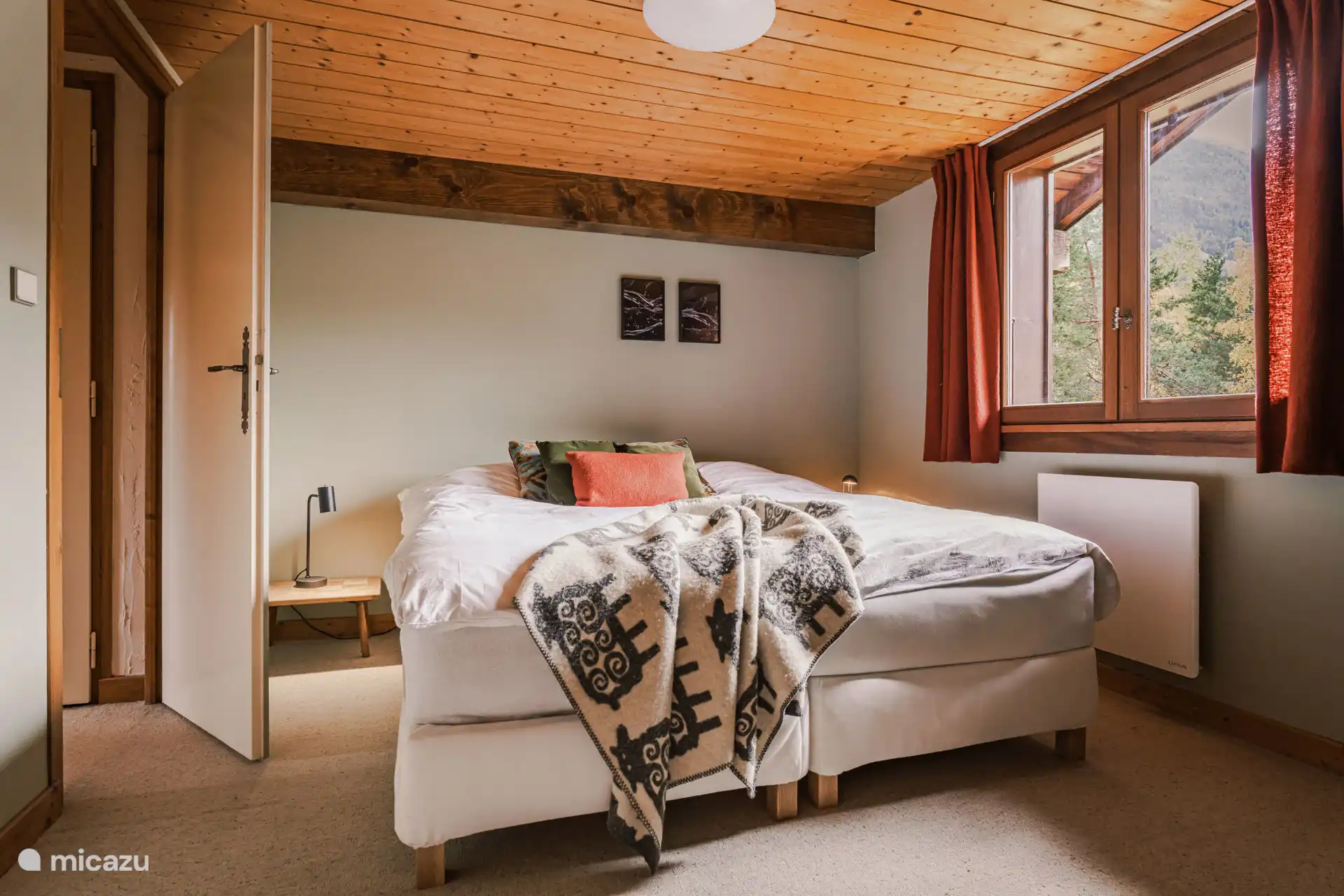 De slaapkamer aan de tuinkant met goede bedden en ruime opbergkasten