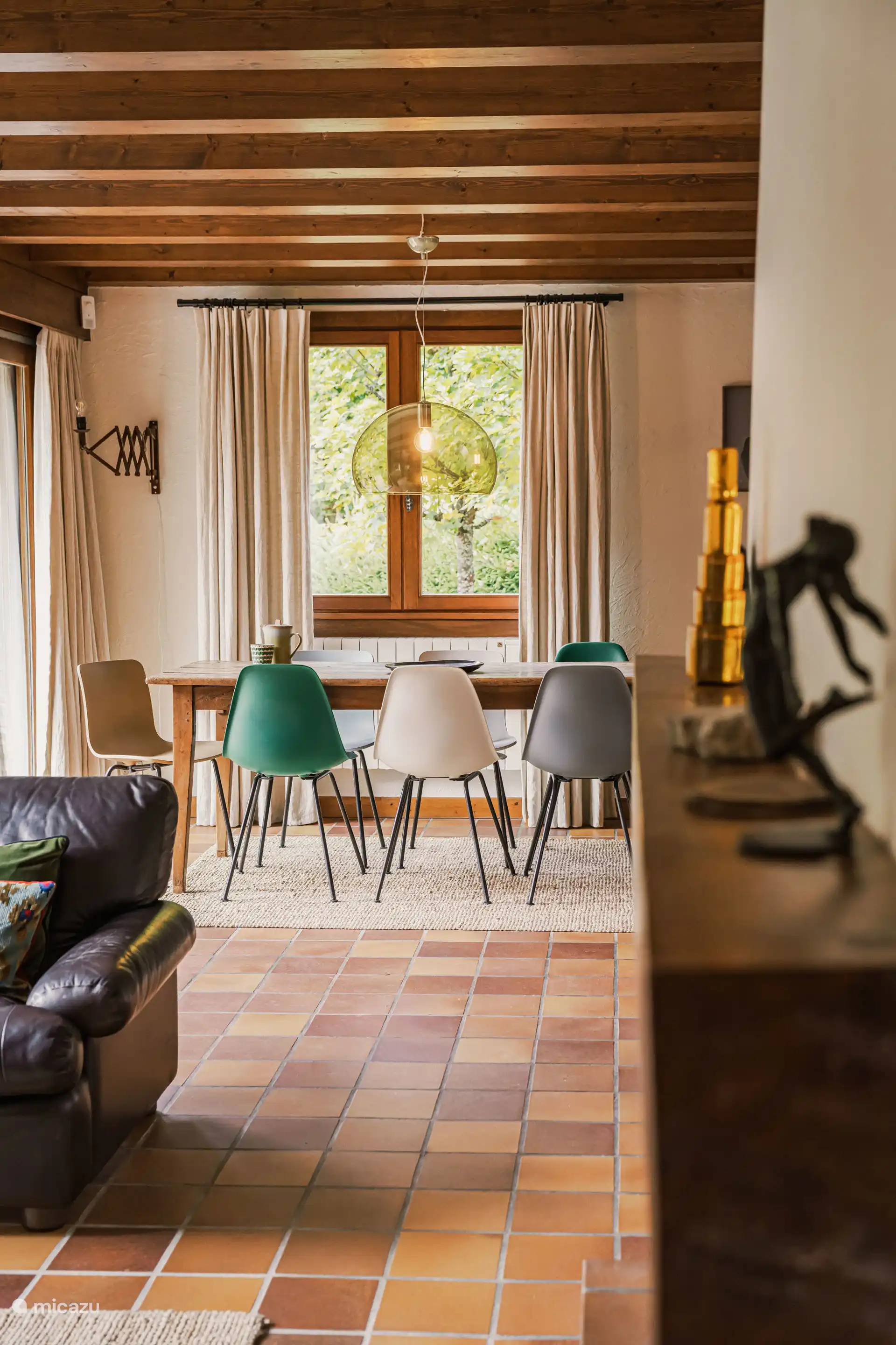 een authentieke eettafel met Vitra stoeltjes