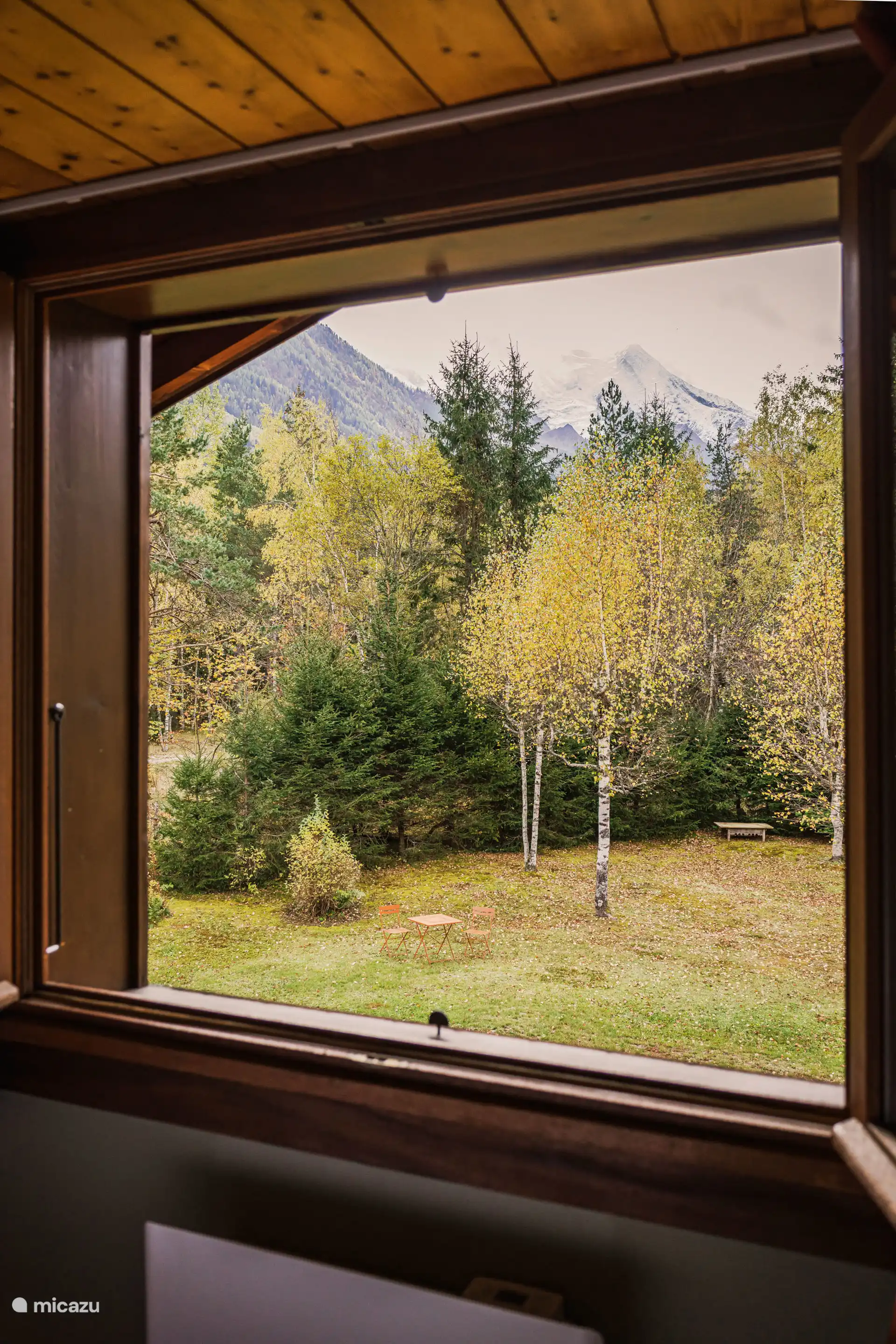 De uitkijk vanuit de slaapkamer op de 1e verdieping aan de tuinkant