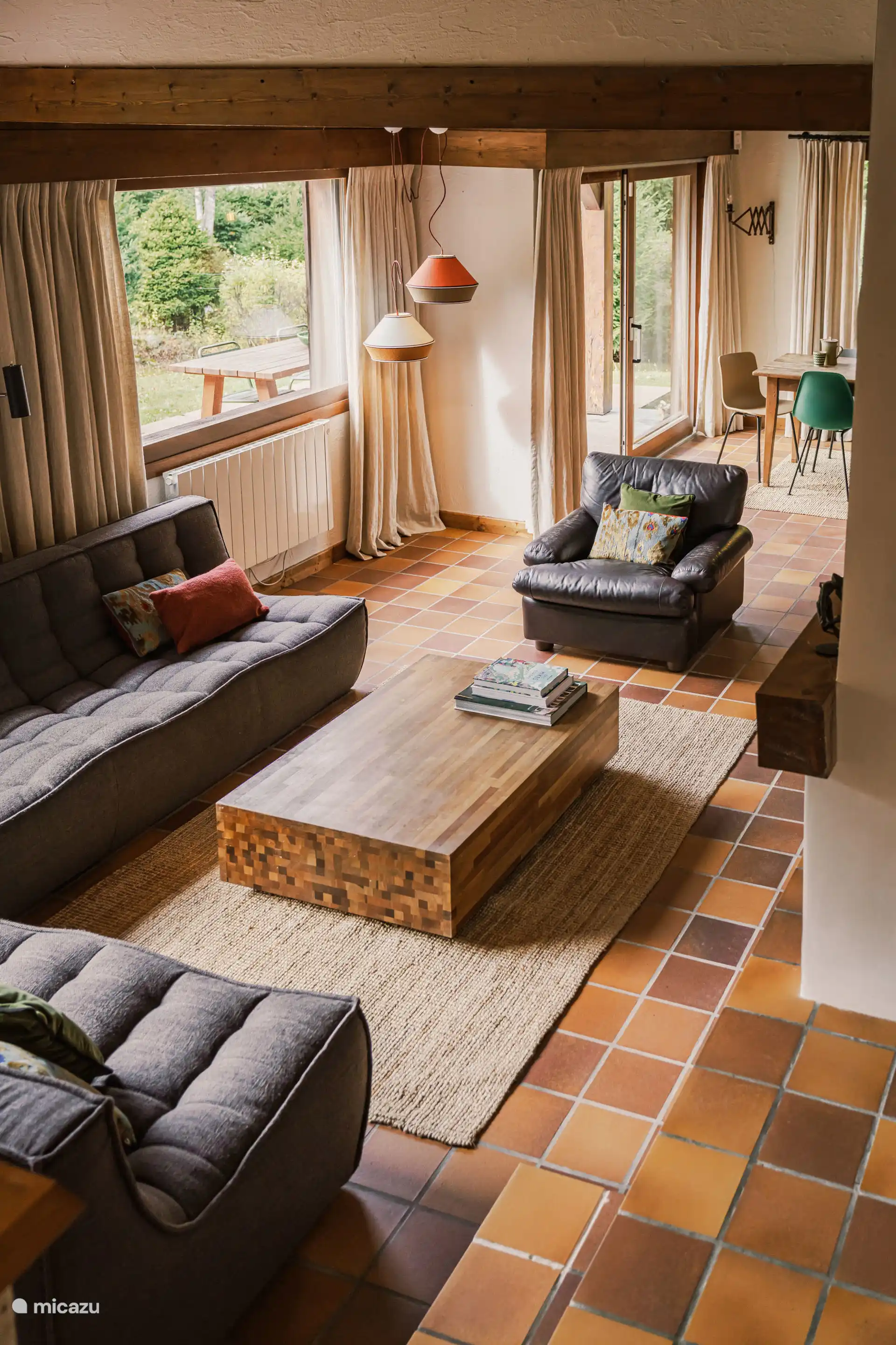 Zicht op de woonkamer vanaf mezzanine niveau