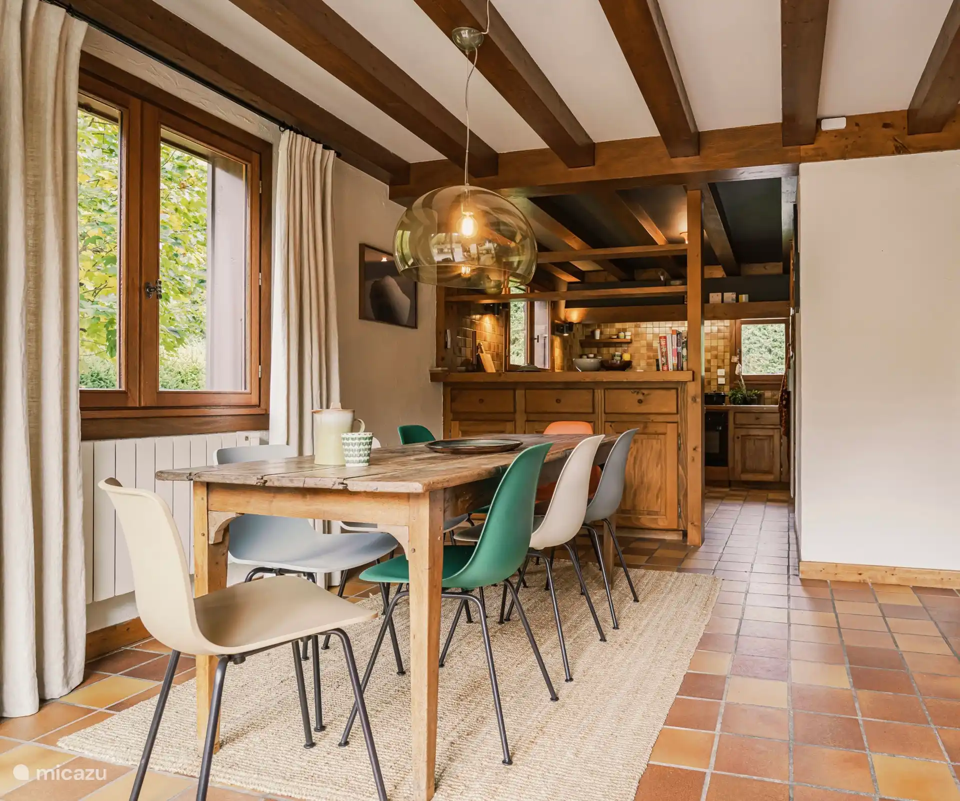 zicht op de keuken met een authentiek bar. Er is meer dan voldoende servies, bestek en glaswerk