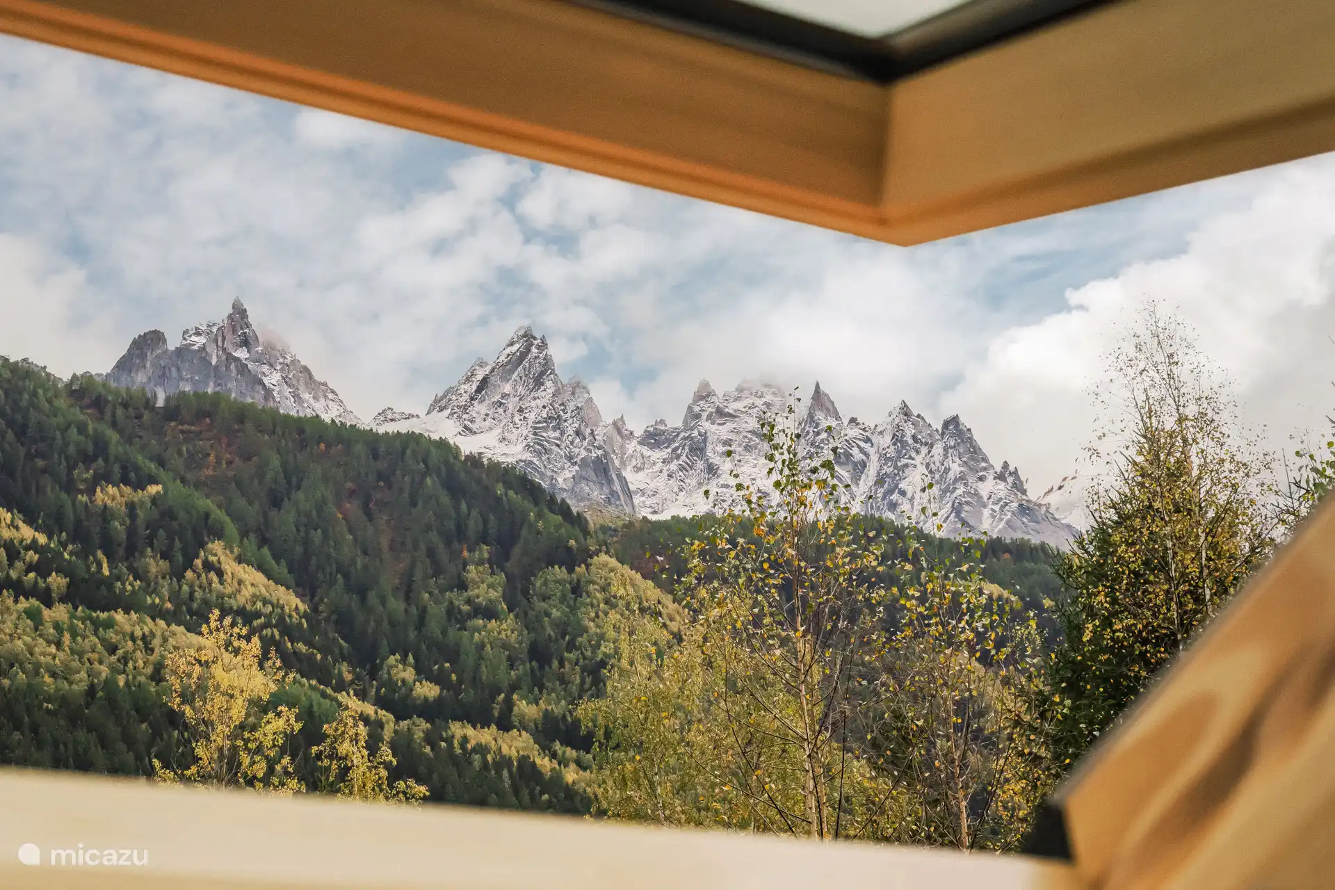 Het zicht op de bergen vanuit het dakraam op de mezzanine verdieping