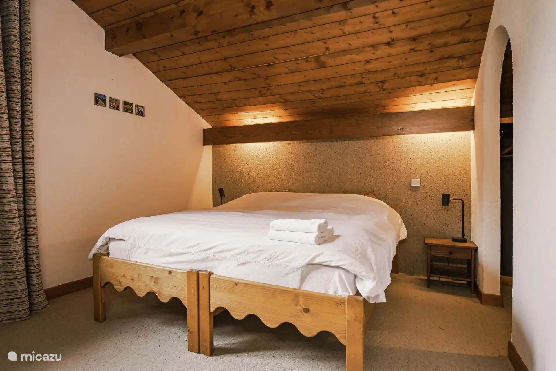 Het bed in de slaapkamer beneden