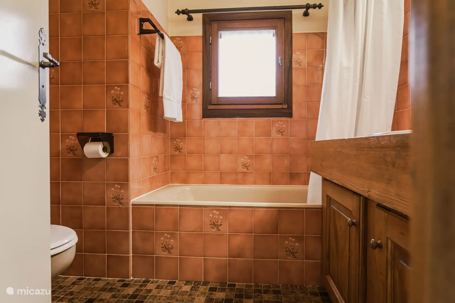 Badkamer met douche en zitbad