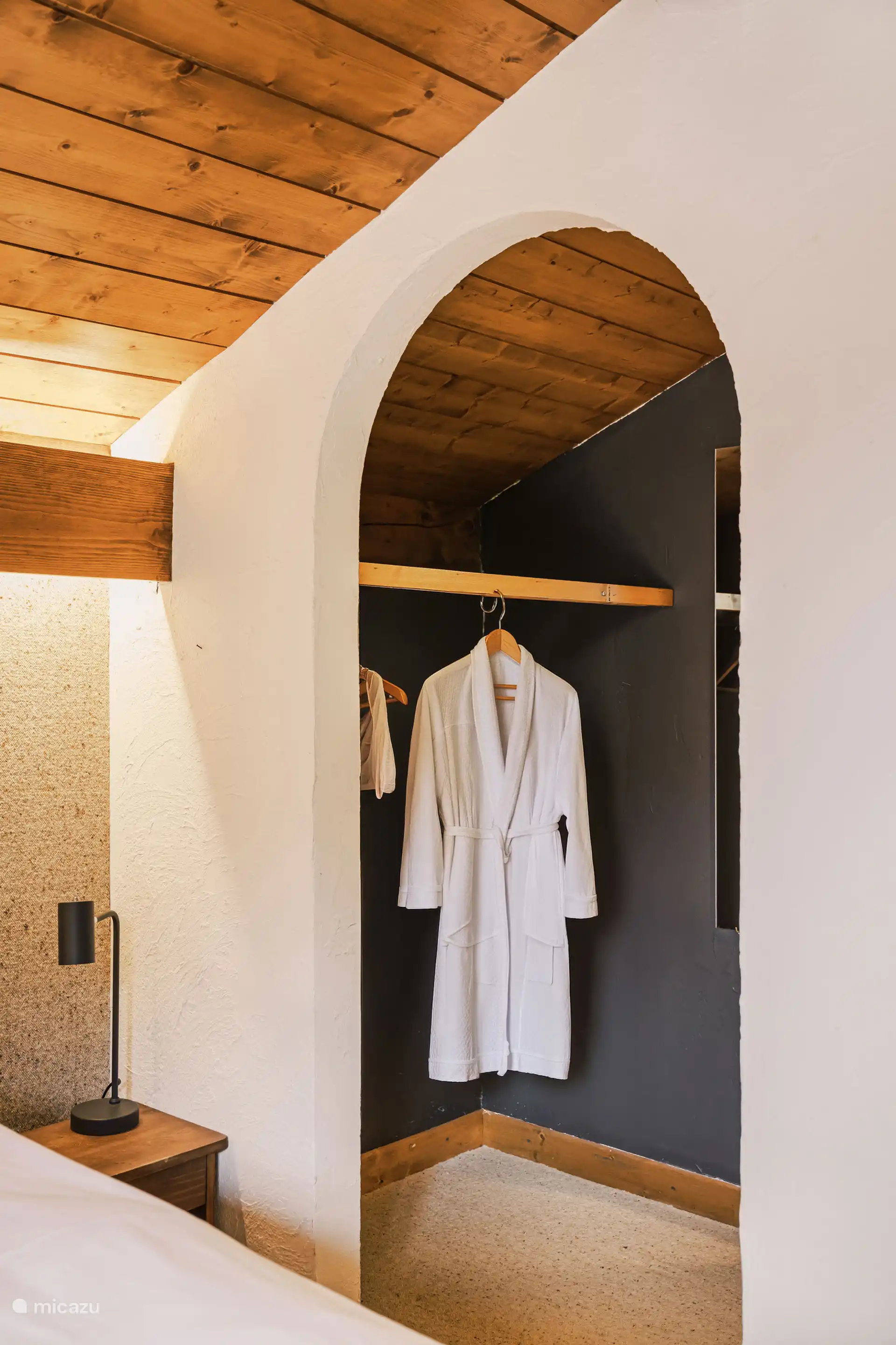 de slaapkamer beneden heeft een loop-in kast 