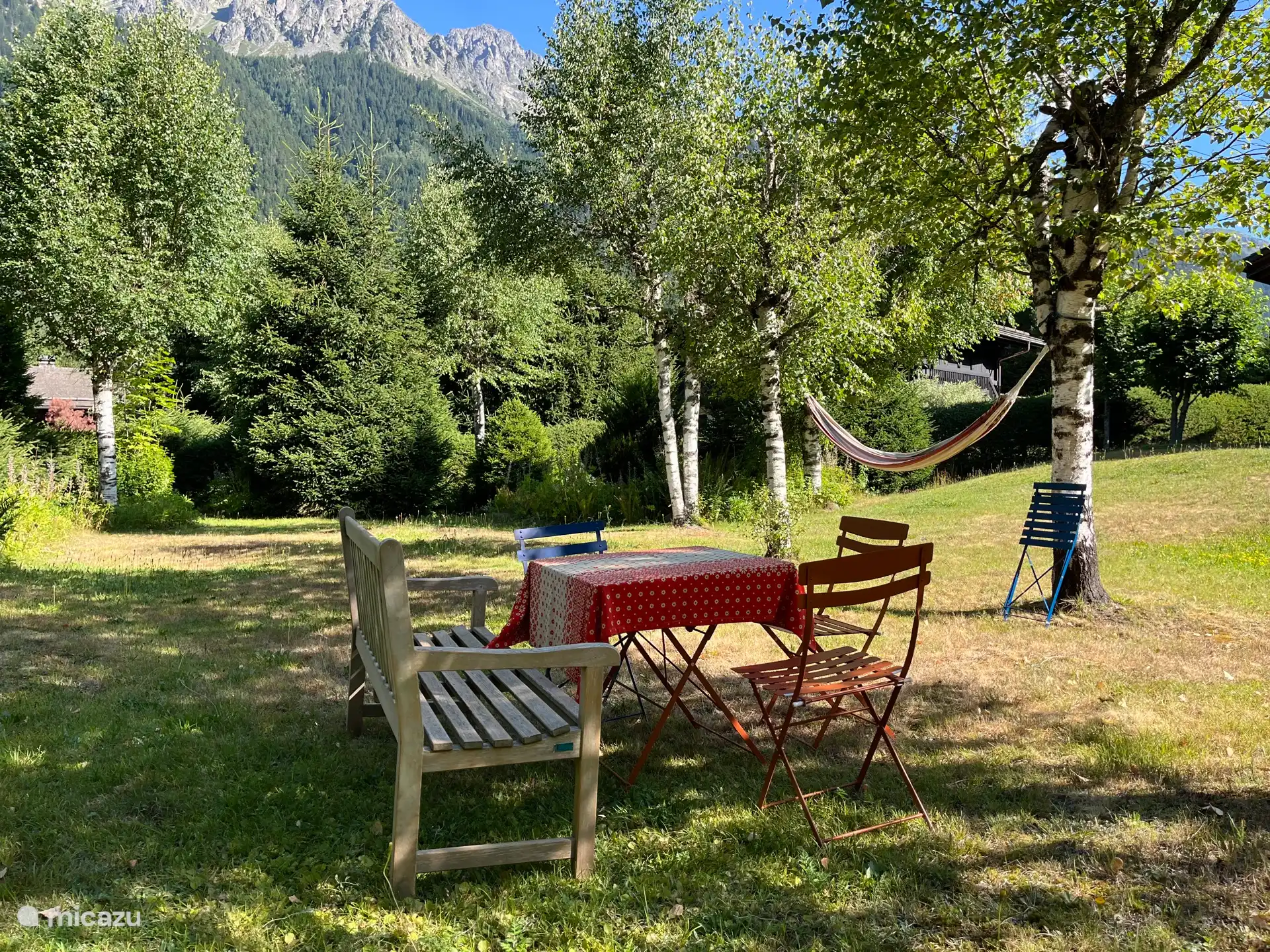 Der Sitz im hinteren Teil des Gartens mit einer Hängematte