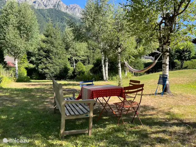 Chalet-lesPraz en Francia, Alta Saboya, Chamonix - chalet El asiento en la parte trasera del jardín con una hamaca
