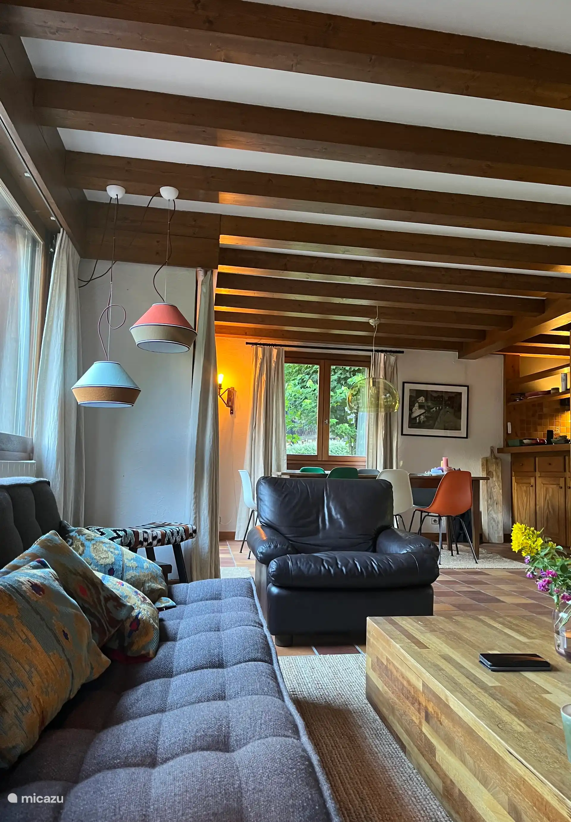 Im gemütlichen Wohnzimmer gibt es restaurierte und neue Möbel, eine schöne Kombination aus authentisch und modern