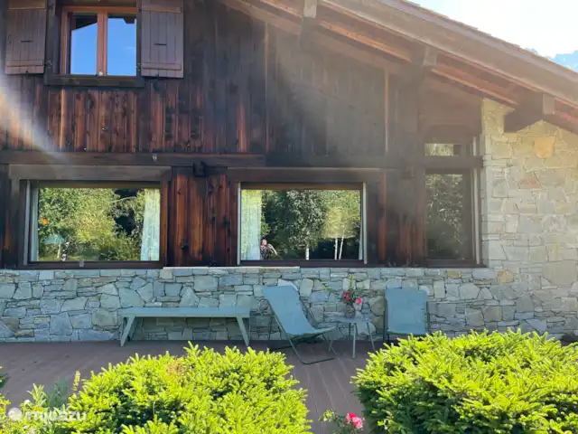 Chalet-lesPraz en Francia, Alta Saboya, Chamonix - chalet La parte trasera del chalet. Tanto en la terraza como en el jardín hay cómodos asientos y tumbonas