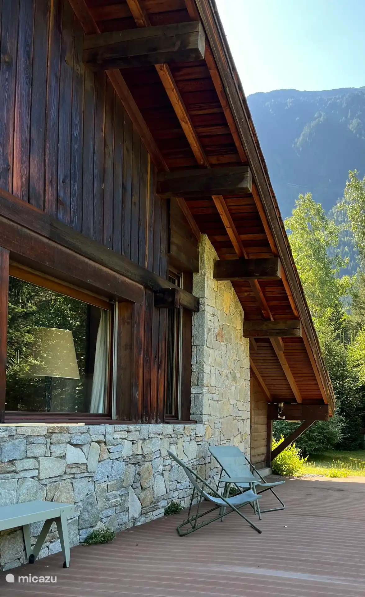 Die Terrasse mit Liegestühlen grenzt an den Wald