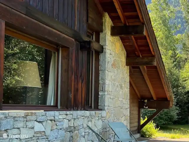 Chalet-lesPraz en Francia, Alta Saboya, Chamonix - chalet La terraza con tumbonas adyacentes al bosque