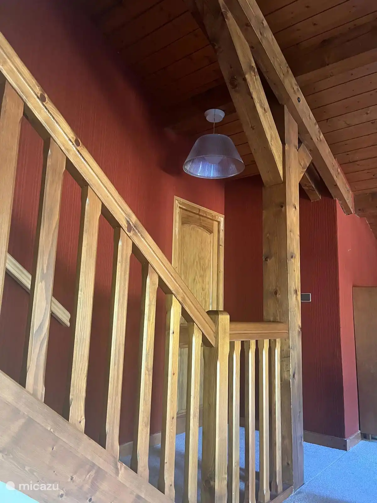 Die Treppe zum 1. Stock mit stimmungsvoller Beleuchtung