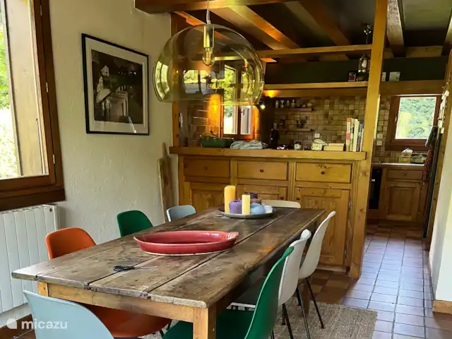 Chalet-lesPraz en Francia, Alta Saboya, Chamonix - chalet Una hermosa mesa de comedor antigua con sillas Vitra