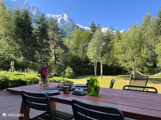 Chalet-lesPraz en Francia, Alta Saboya, Chamonix - chalet Desayuno con vista a la cordillera en un fantástico jardín