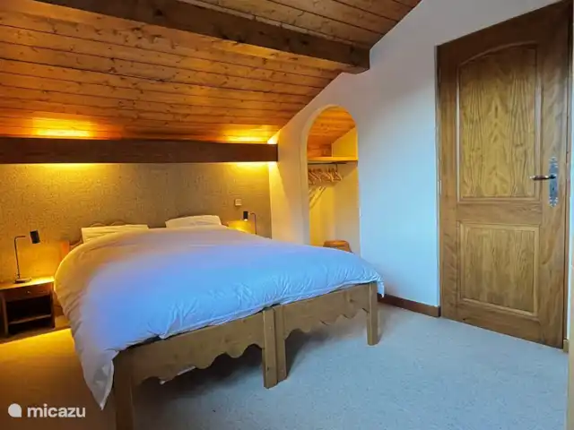 Chalet-lesPraz en Francia, Alta Saboya, Chamonix - chalet El dormitorio de la planta baja en el entresuelo