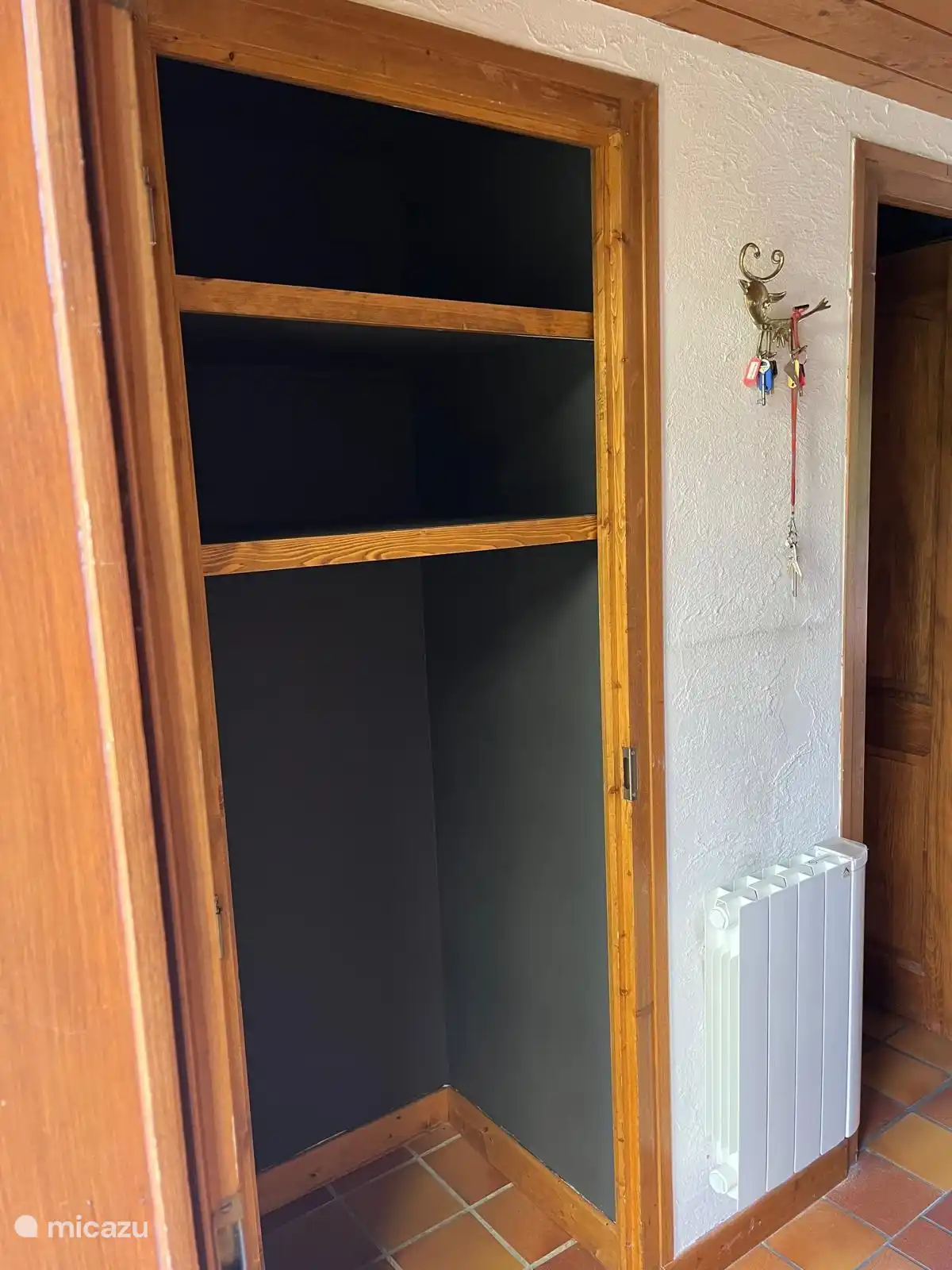 Im Flur in der Nähe der Haustür befindet sich ein geräumiger Kleiderschrank, im Keller ist genügend Platz für Skier und Skischuhe mit einer elektrischen Heizung für nasse Ausrüstung