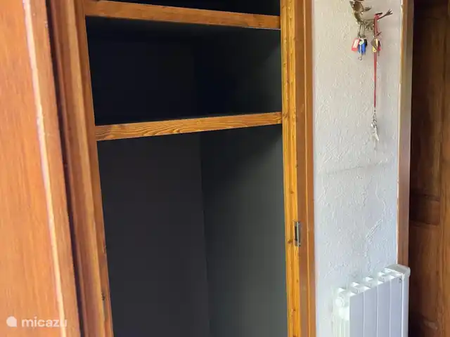 Chalet-lesPraz en Francia, Alta Saboya, Chamonix - chalet En el pasillo cerca de la puerta de entrada un amplio armario, en el sótano hay suficiente espacio para esquís y botas de esquí con un calentador eléctrico para el equipo mojado