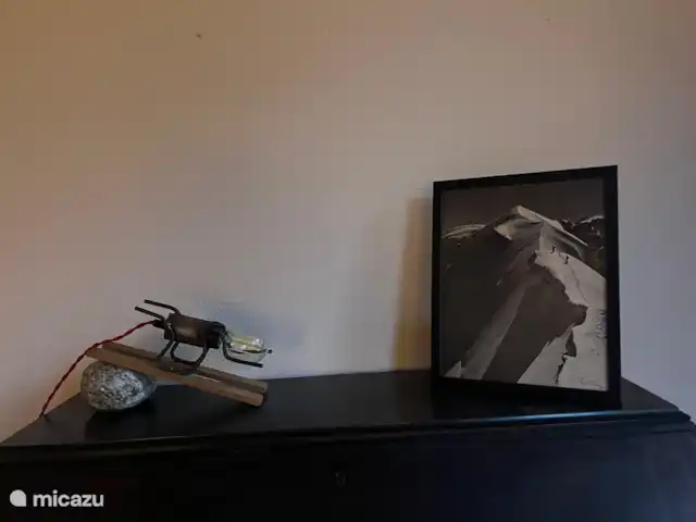 Chalet-lesPraz en Francia, Alta Saboya, Chamonix - chalet Una lámpara de diseño con forma de esquiador en el dormitorio