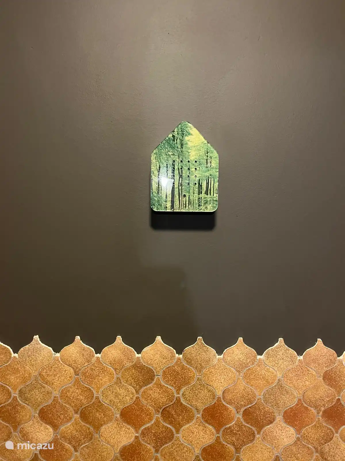 Ein fröhlicher Witz in der Toilette im Erdgeschoss