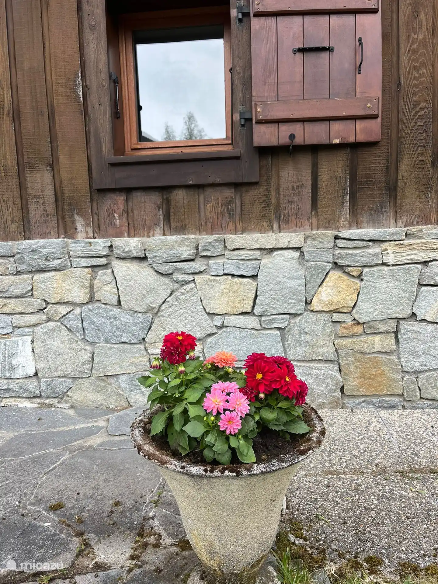 Die Holzarbeiten am Chalet sind aus amerikanischem Rotzedernholz, es erfordert kaum Wartung und wurde im Laufe der Jahre von den Elementen wunderschön in Mitleidenschaft gezogen