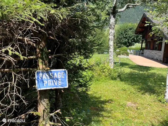 Chalet-lesPraz en Francia, Alta Saboya, Chamonix - chalet Acceso al chalet desde el camino forestal detrás de la casa. El camino forestal conduce tanto al centro de Chamonix como a los paseos más hermosos.