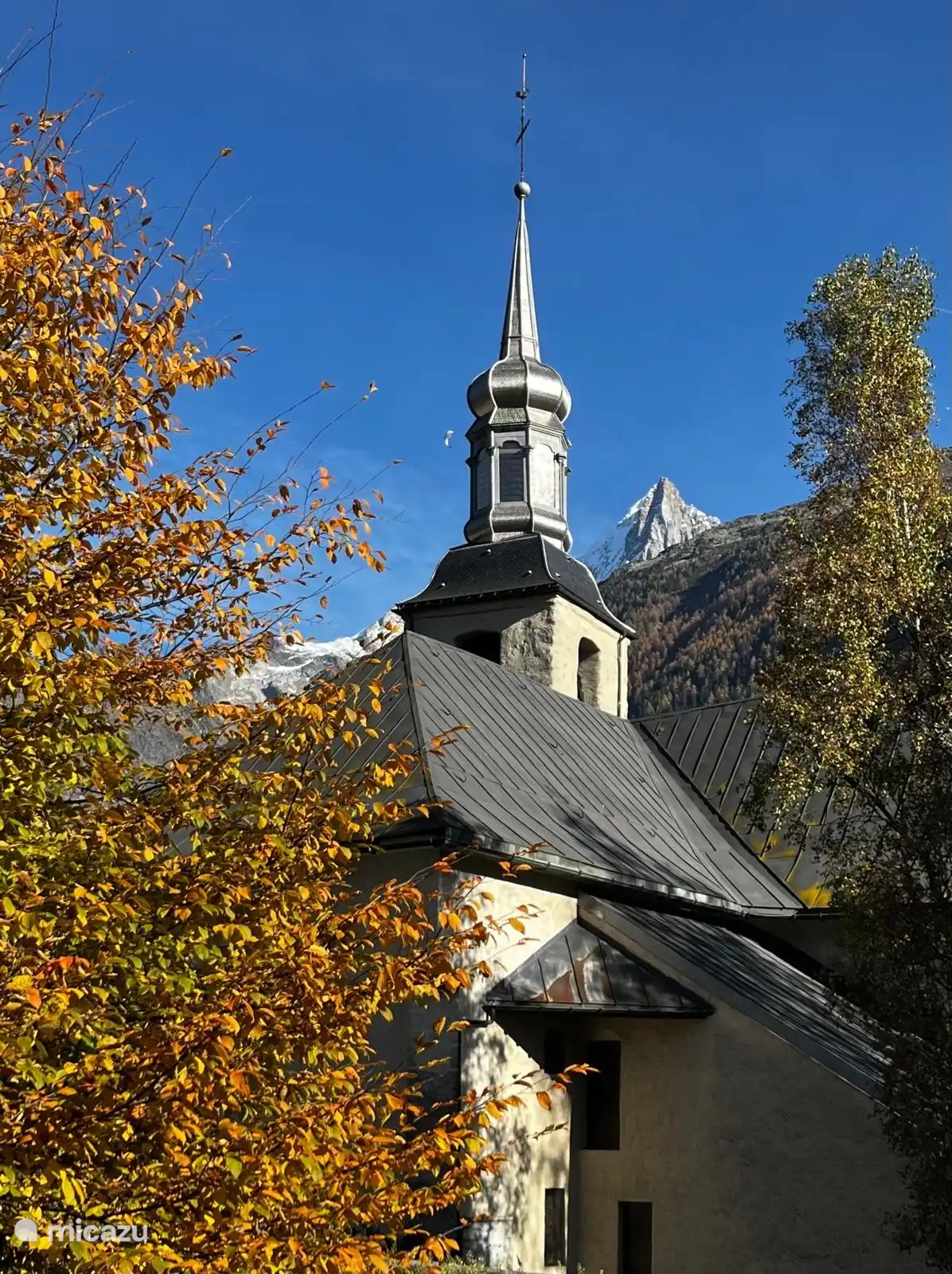 die Kirche in Les Praz mit Les Drus im Hintergrund