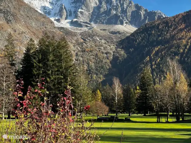 Chalet-lesPraz en Francia, Alta Saboya, Chamonix - chalet Chamonix y sus alrededores son muy fotogénicos. Aquí hay una foto del campo de golf de 18 hoyos