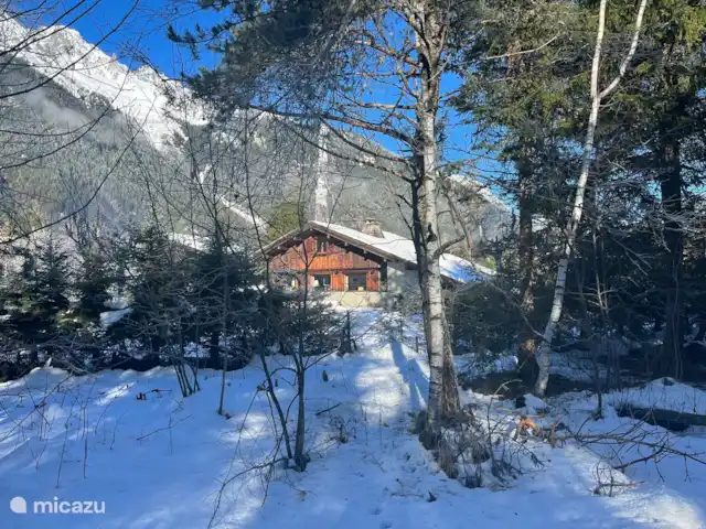 Chalet-lesPraz en Francia, Alta Saboya, Chamonix - chalet la parte trasera del chalet en el lado del jardín y el camino hacia el bosque