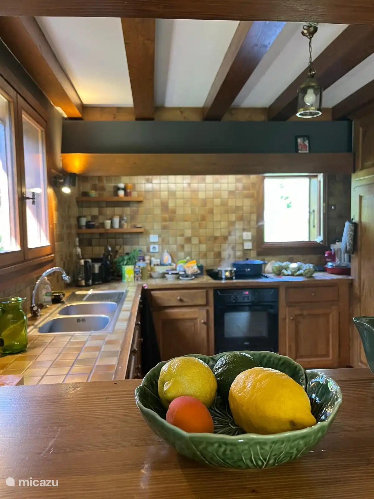 Die Küche vom Esszimmertisch aus