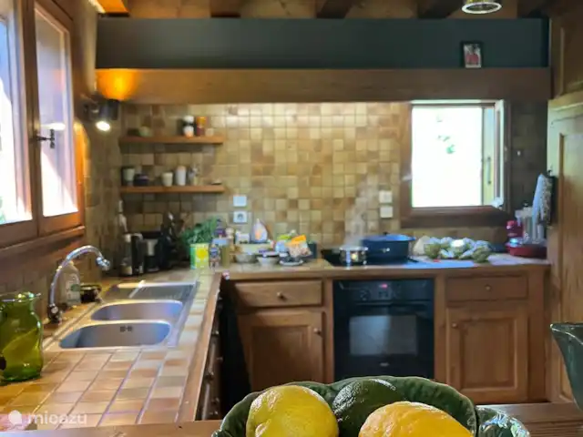 Chalet-lesPraz en Francia, Alta Saboya, Chamonix - chalet La cocina desde la mesa del comedor