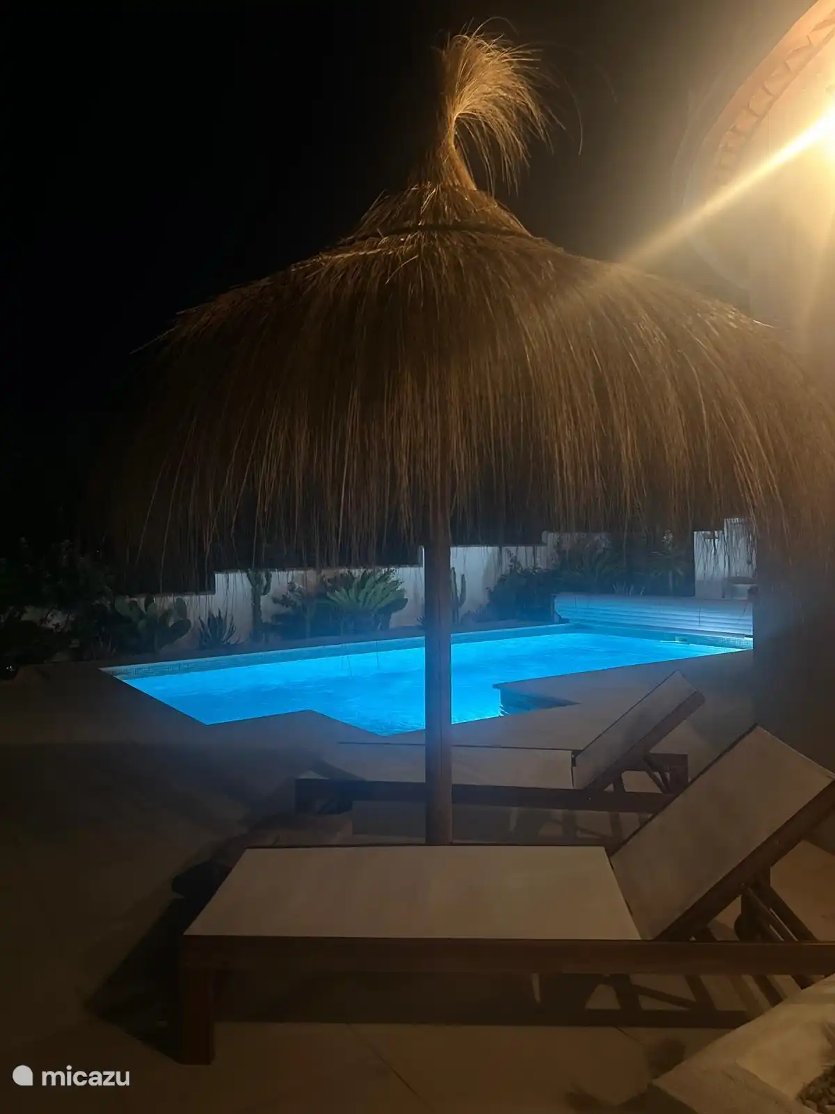 Schwimmbad bei Nacht